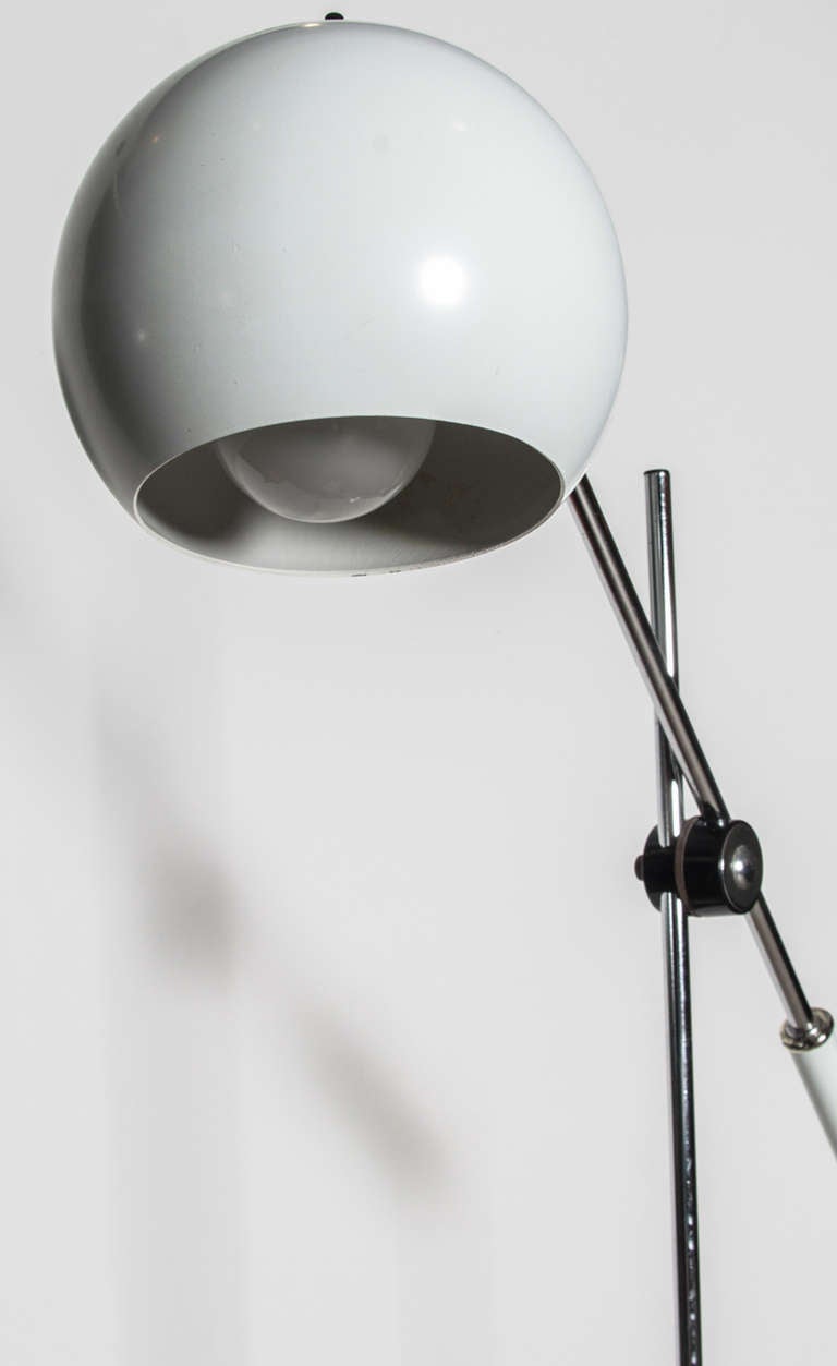 Ein Paar verstellbare weiße Stehlampen von Robert Sonneman (amerikanisch) im Angebot