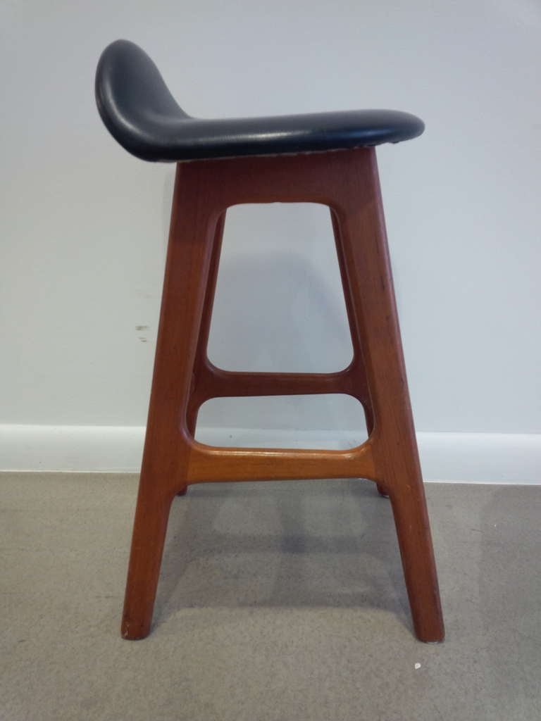 Pair (two) of teak and black leather counter-height bar stools by Eric Buck for Oddense Maskinsnedkeri A-S. Denmark.  Danish, circa 1960.  Priced as a pair.

 Dimensions of 