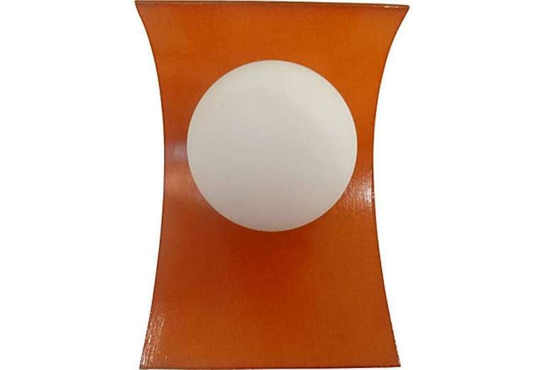 Pareja de apliques de resina naranja con pantallas de globo de cristal esmerilado. Francia, hacia 1970. 

Cada candelabro utiliza una bombilla candelabro de 40 vatios como máximo y está preparado para su instalación eléctrica.

Firmado Solea /