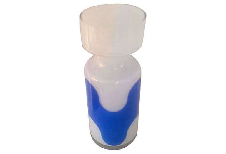 Vase aus weißem Glas mit blauem Muster. Hergestellt von Alterfors für Raymor. Schweden, um 1950. 

Signiert mit 