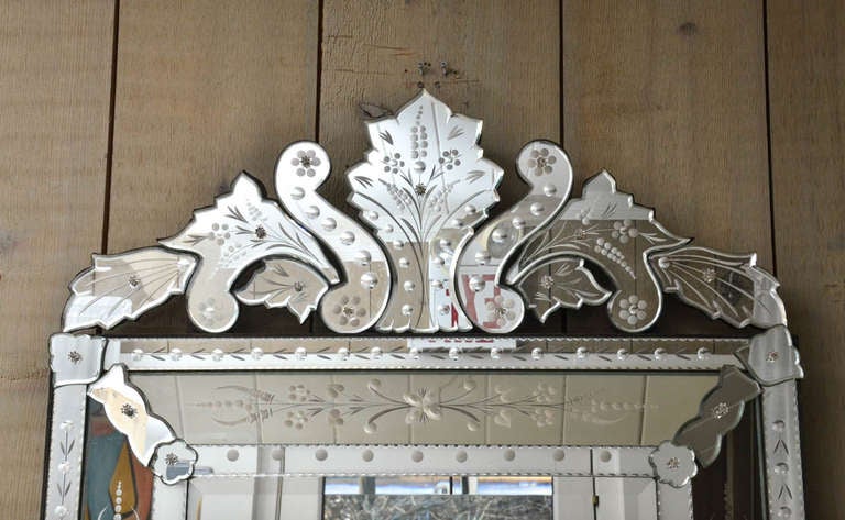 Etched and Beveled Venetian Mirror In Excellent Condition For Sale In Water Mill, NY