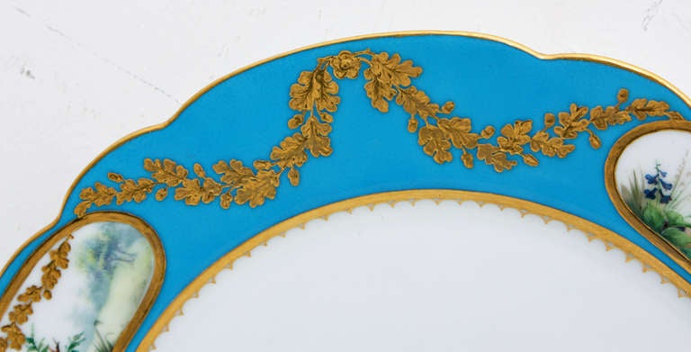 Copia di un motivo di uccelli di Sevres con spalla turchese decorata con tre cartigli di uccelli policromi uniti da ghirlande dorate in pasta in rilievo.  Realizzato dalla Fabbrica Gardner durante il regno di Nicola II.  Questo pezzo appartiene alla