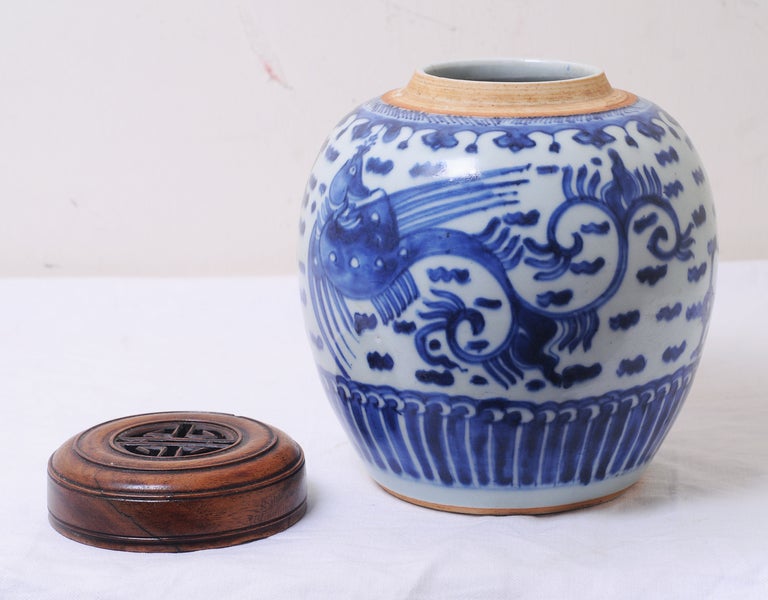 Eighteenth Century Chinese Blue and White Porcelain Ginger Jar In Excellent Condition In San Francisco, CA