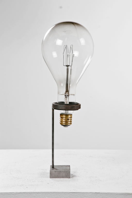 lightbulb stand