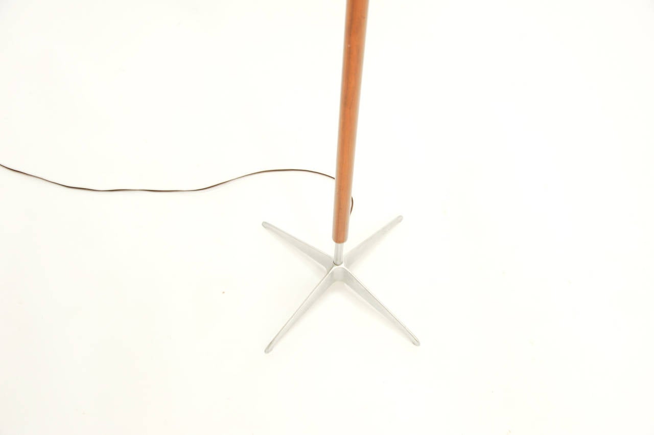 Simple and Elegant Gerald Thurston Floor Lamp for Lightolier In Good Condition For Sale In Portland, OR