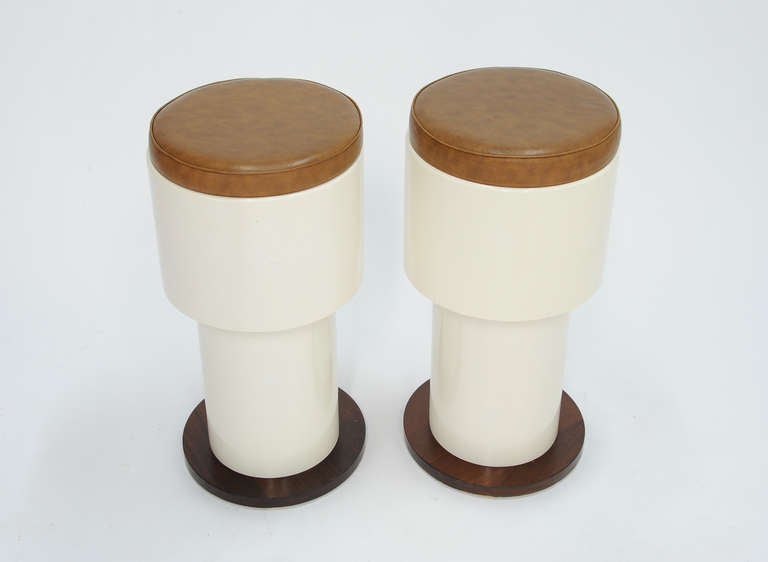 A Delightful Pair of Pop Art Bar Stools in the manner of Joe Colombo with Rosewood Bases In Good Condition In Portland, OR