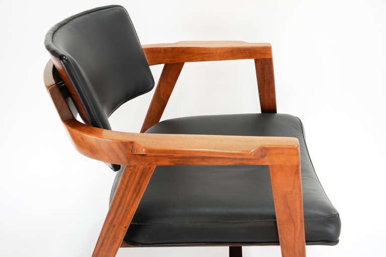 Mid-20th Century Set of Eight Gunlocke Chairs