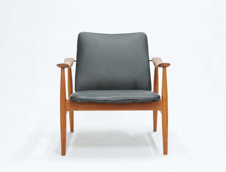 A Pair of Finn Juhl Club Chairs For Frances and Sons In Good Condition In Portland, OR