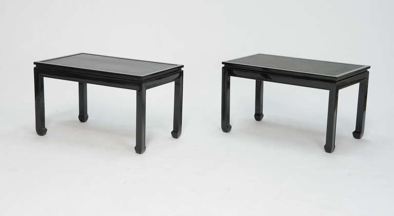 Mid-Century Modern Pair of Black Lacquered End Tables with Leather Top after Paul Laszlo For Sale