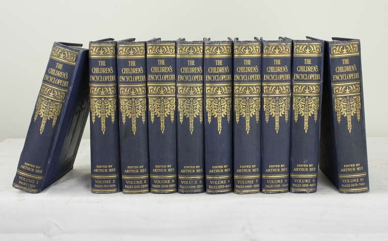 L'édition des années 1920:: la série complète en reliure bleue et or. bon état. Les vignettes montrent les illustrations et un exemple de page de texte.