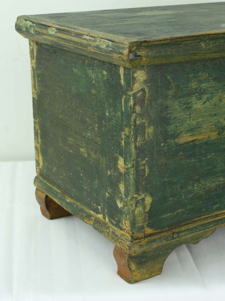 Charming Continental Small Green Country Storage Box In Good Condition In Port Chester, NY
