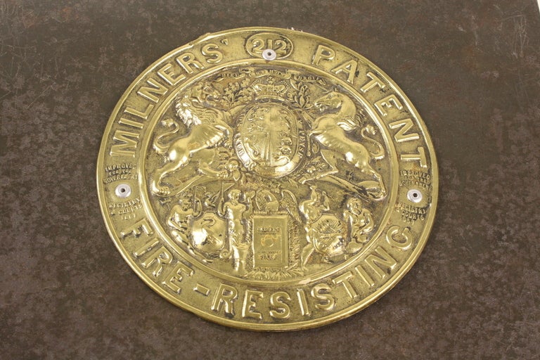Scatola in acciaio su un elegante e robusto supporto nuovo, con grande placca decorativa in ottone sulla parte superiore. Un buon tavolino o tavolinetto. Molto decorativo.