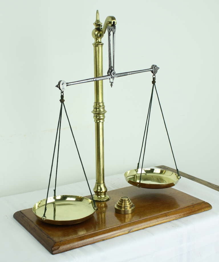 Very attractive antique English brass beam scale, lovely set of weights in appropriate size, on a mahogany wood base. Comprises scale, two pans and six weights. Impressive size.