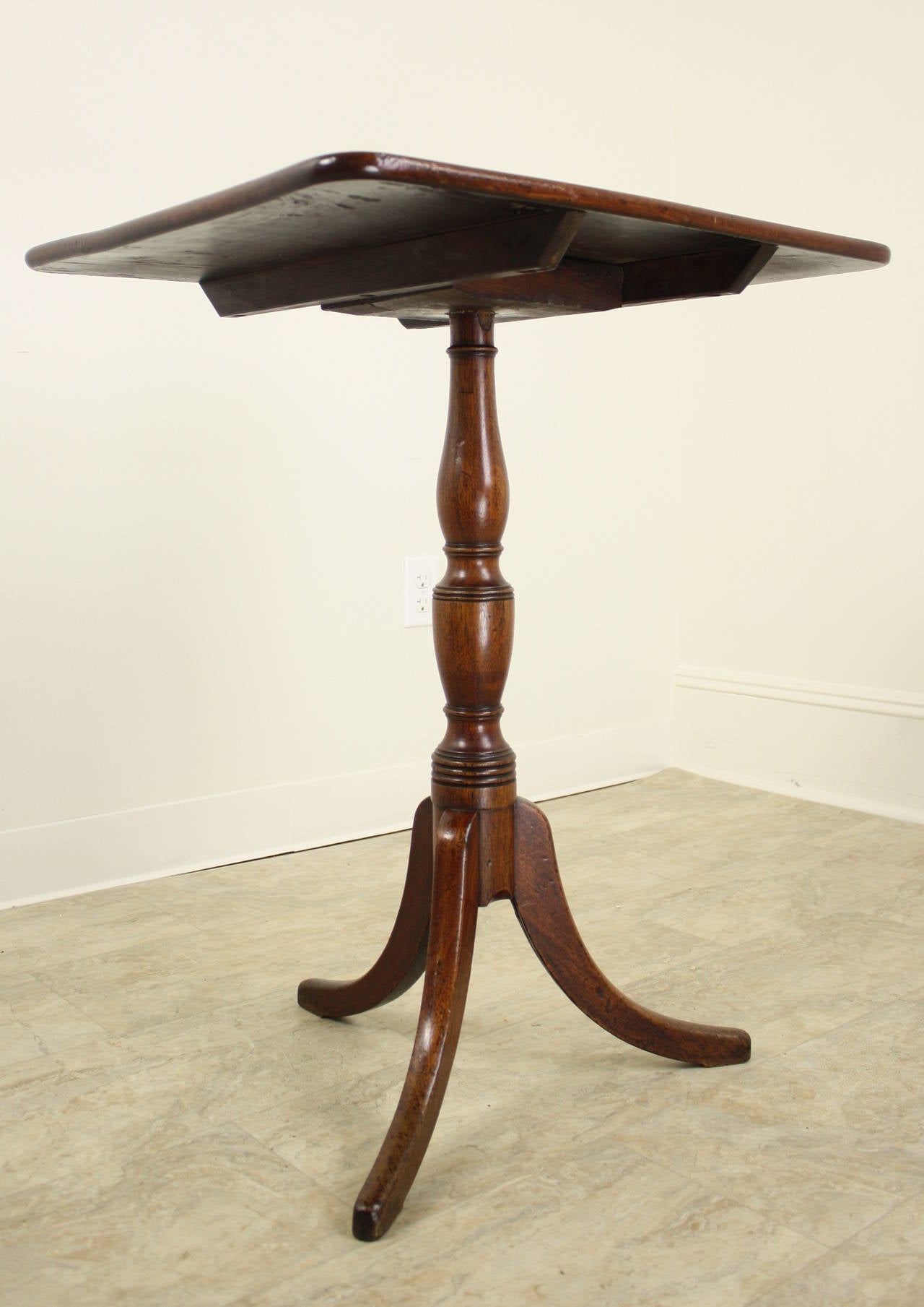 Antiker georgianischer Mahagoni-Tisch mit dreibeinigem Untergestell im Zustand „Gut“ im Angebot in Port Chester, NY