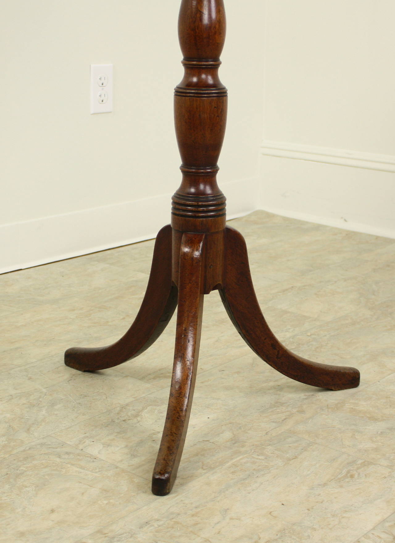 18th Century and Earlier Antique Georgian Mahogany Tripod-Base Table For Sale