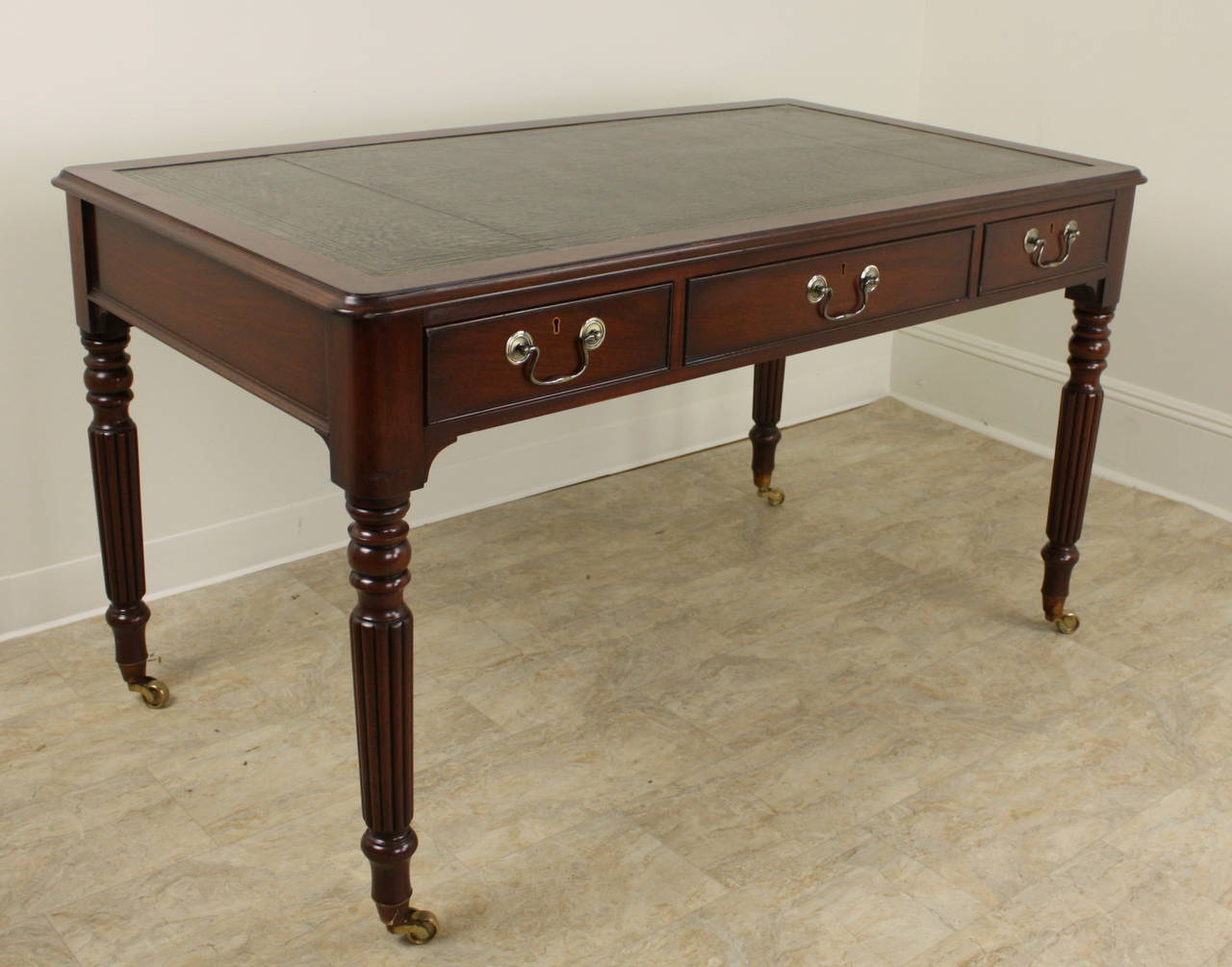 English Mahogany Leather-Topped Partner's Desk In Good Condition In Port Chester, NY