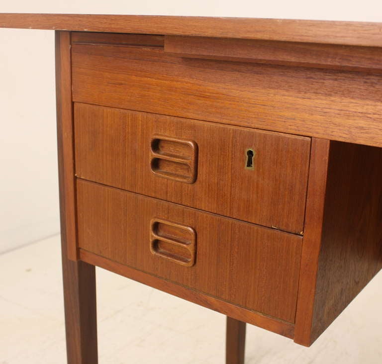 Maurice Villency Danish Mid Century Vanity and Chair In Good Condition In Port Chester, NY