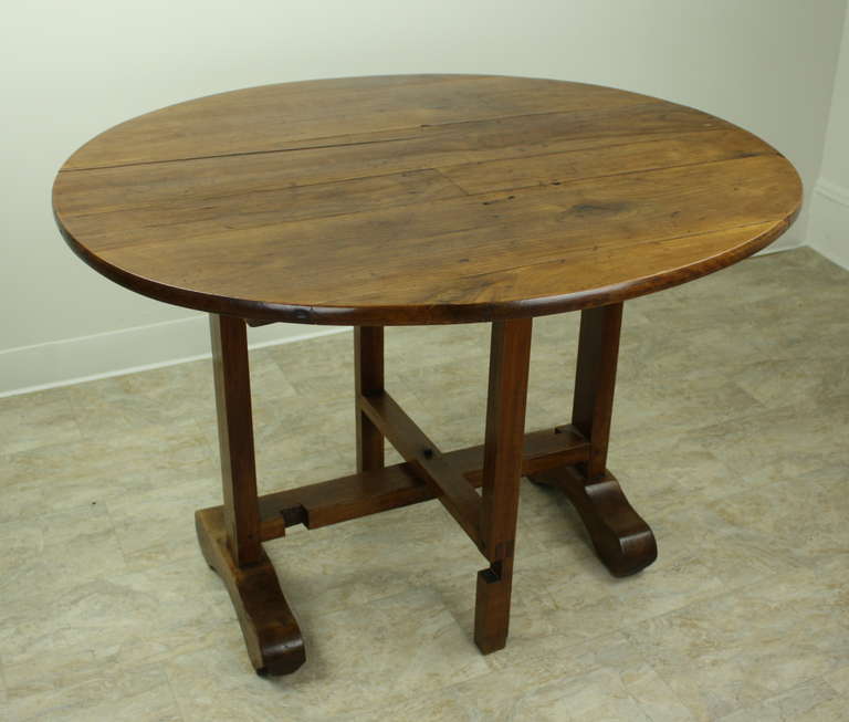 Charming, very practical size breakfast table, or small dining table.  This French wine tasting table is almost round, and has no apron, as is the norm on vendange tables, so it allows comfortable knee room.  Farm table has lovely grain, color, and
