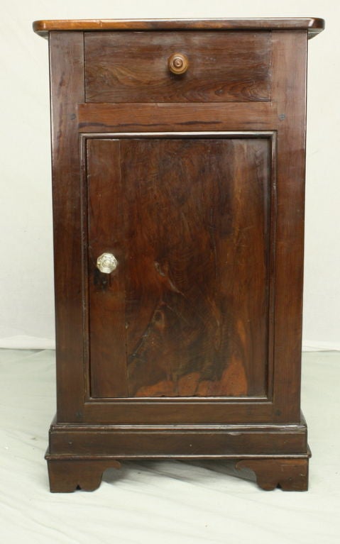 Petite armoire française ancienne en forme d'if Bon état - En vente à Port Chester, NY