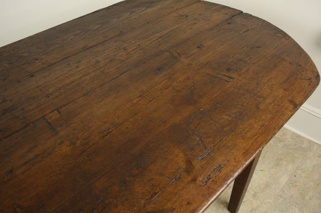 Elegant Oval Pine Farm Table In Good Condition In Port Chester, NY
