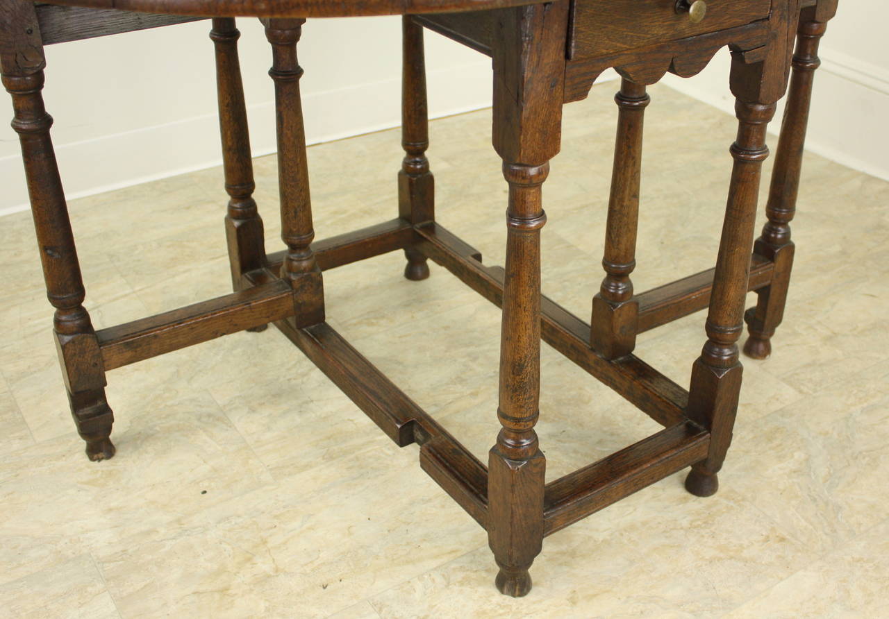 Period Welsh Oak Drop Leaf or Gateleg Table In Good Condition For Sale In Port Chester, NY