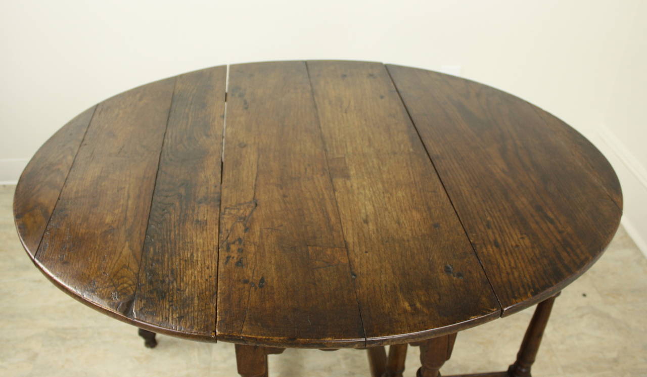 style of table with flaps named after a welsh town