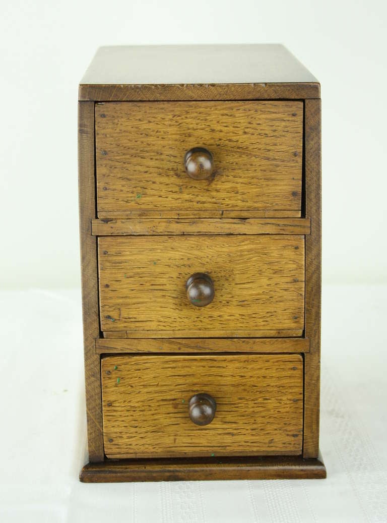 Small Antique English Set of Drawers in Oak In Good Condition In Port Chester, NY