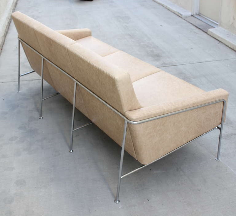 Arne Jacobsen 3300 Leather and Steel Sofa In Excellent Condition For Sale In Los Angeles, CA