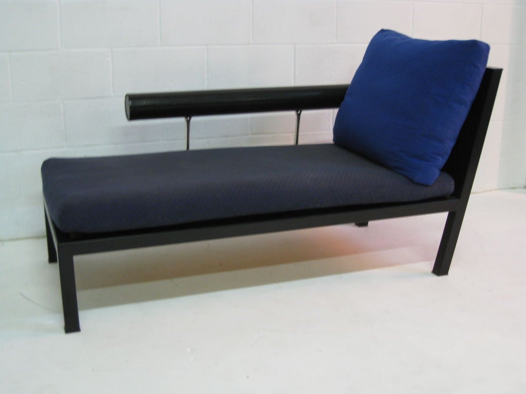 Antonio Citterio leather upholstered chaise longue for B&B Italia. Legs, frame, arm and back upholstered in black leather. Original cushions. Excellent condition.
