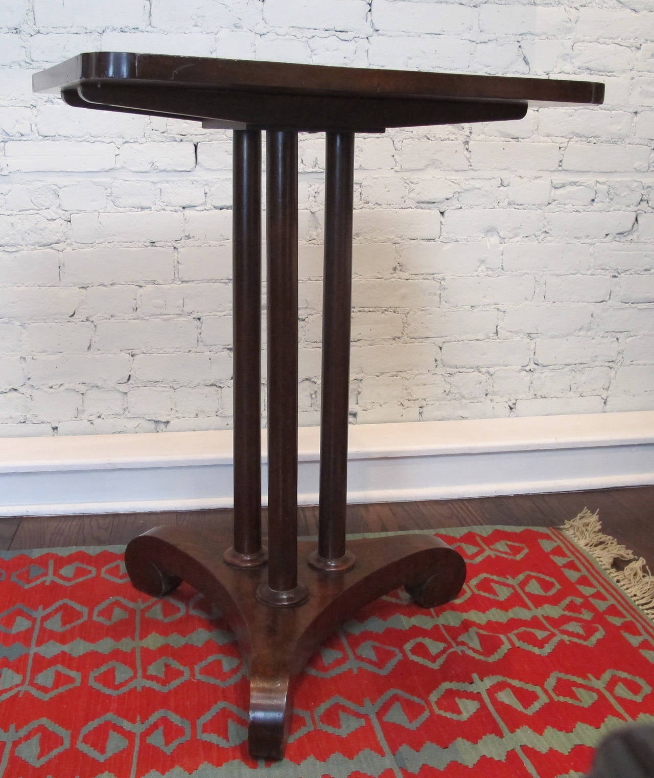 American Empire Style Tilt-Top End Table In Good Condition For Sale In New York, NY