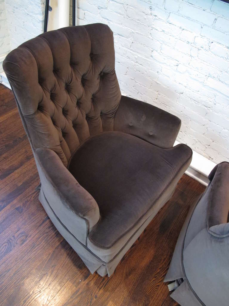 Pair of Brown Velvet Armchairs In Excellent Condition For Sale In New York, NY