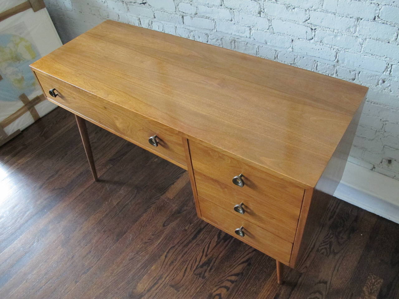 Walnut Desk by Stanley Young for Glenn of California In Good Condition For Sale In New York, NY