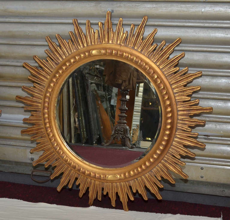 Zwei Spiegel mit Sonnenschliff aus den Jahren 1970-1980, mit abgeschrägter Spiegelinnenseite und Strahlen aus vergoldetem Harz. Der Spiegel hat einen Durchmesser von 47 cm, der unten angegebene Durchmesser beinhaltet Strahlen