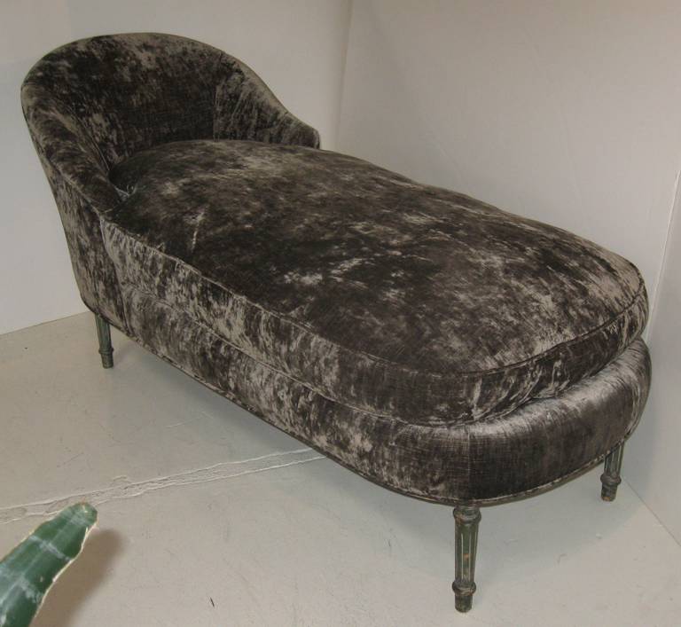 Louis XVI style chaise longue, with sensual curved back, recently upholstered in brown crushed velvet, with painted legs.  Cushion is upholstered in feather and down.
NOTE:  VIEW BY APPOINTMENT ONLY.