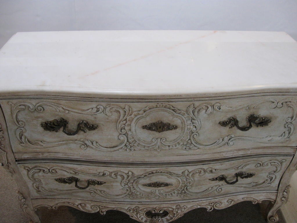 Louis XV Style Painted Commode / Chest In Good Condition In Stamford, CT