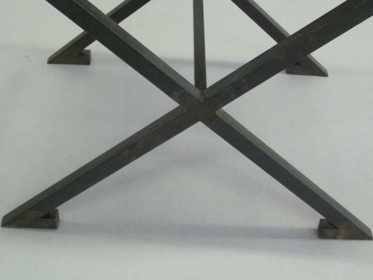 Pareja de taburetes neoclásicos modernos franceses con estructura en X de hierro y cuero Raymond Subes Cuero en venta