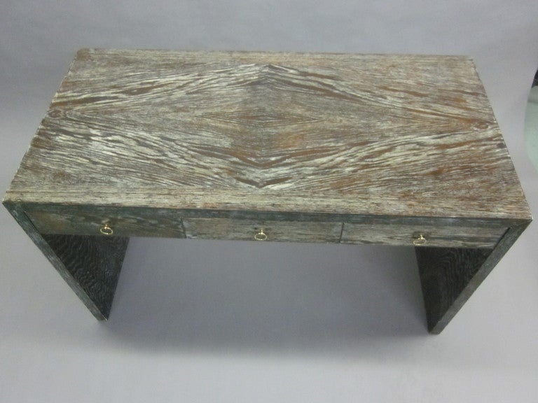 Maßgefertigter französischer Schreibtisch aus gekälkter Eiche im Mid-Century-Stil, Jean-Michel Frank im Zustand „Hervorragend“ im Angebot in New York, NY