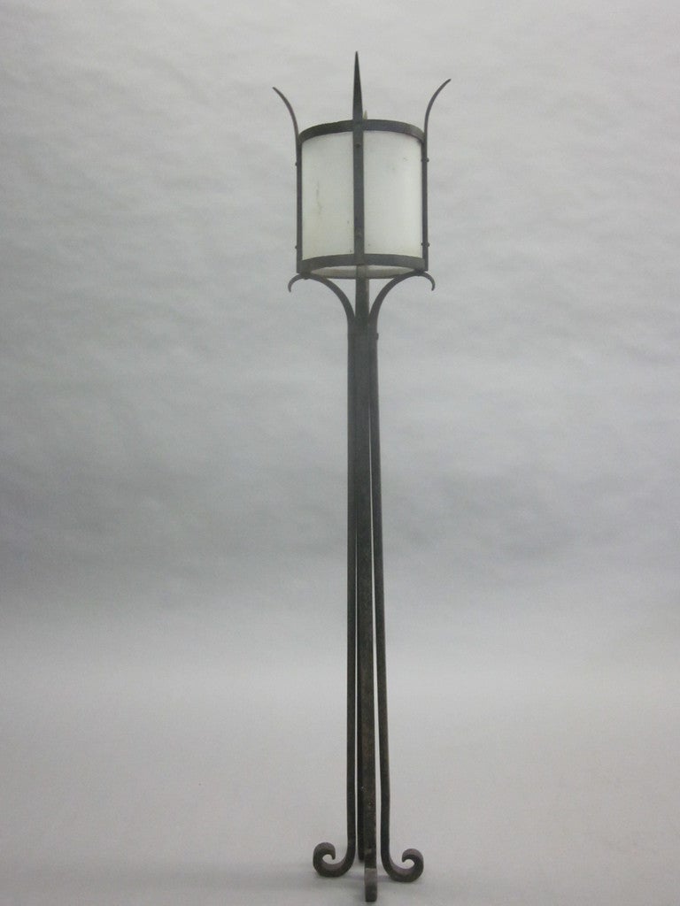 Tre eleganti lampade da terra in stile Art Déco francese attribuite a Raymond Subes e composte da un elegante ferro battuto martellato a mano con paralumi in vetro stampato e satinato. 

Disponibile singolarmente.