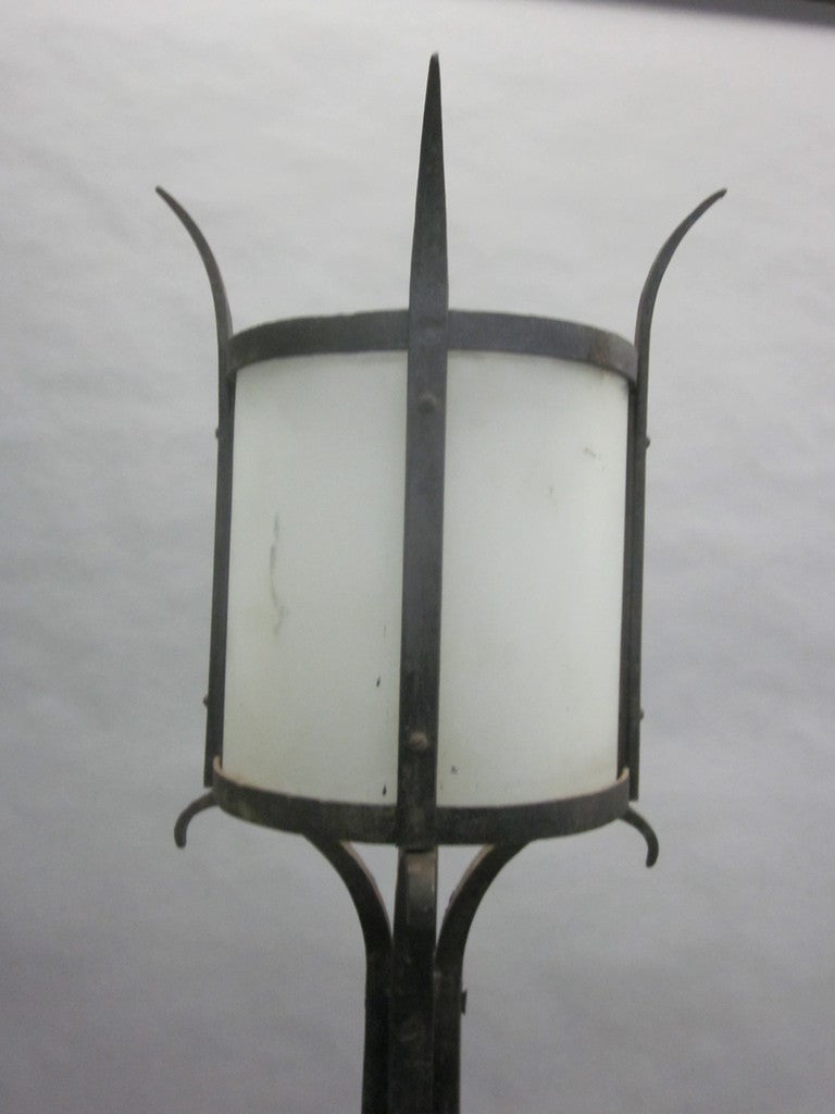 Ferro battuto Tre lampade da terra francesi in ferro battuto della metà del secolo attribuite a Raymond Subes in vendita