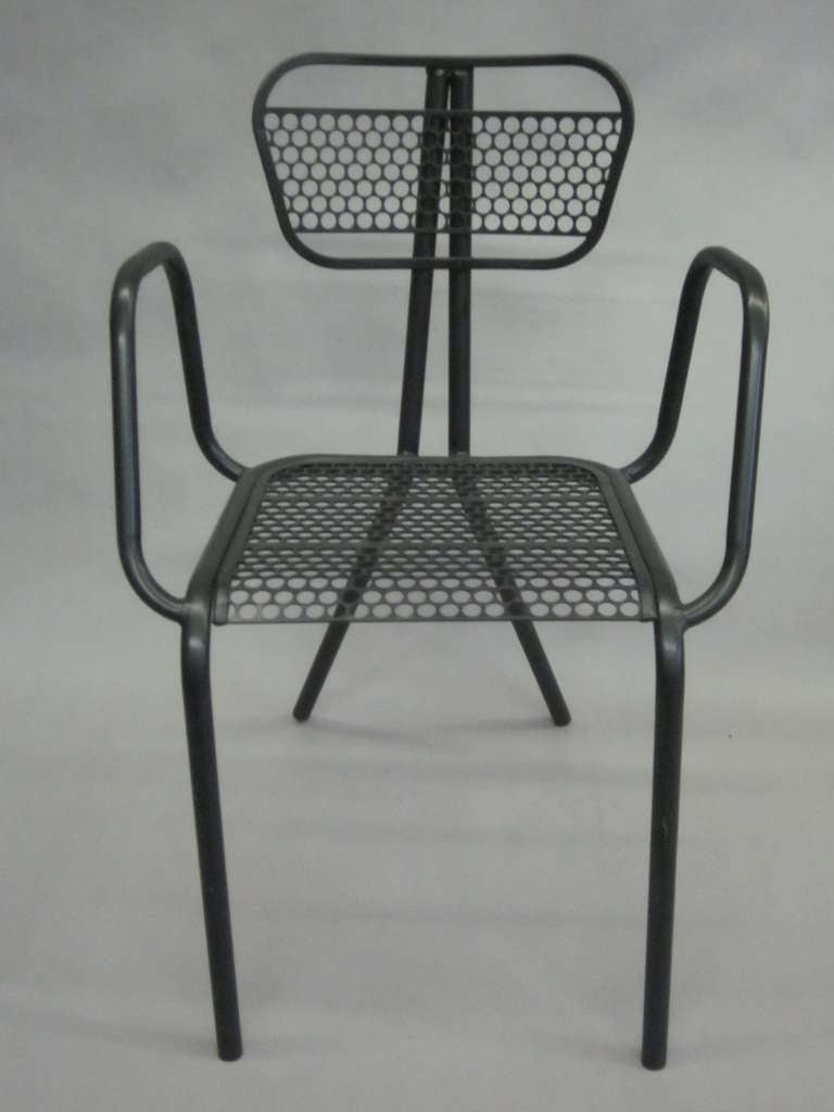 Rare ensemble de huit chaises de salle à manger de style industriel ou moderne du milieu du siècle dernier en acier émaillé noir. Les chaises présentent une esthétique moderne et transparente qui permet de voir à travers les élégants cadres en