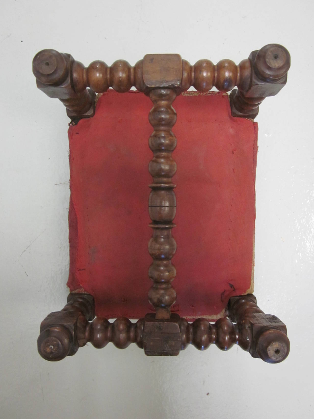 Vier italienische handgeschnitzte, gestapelte Kugelfußhocker / Ottomane aus Holz, 19. Jahrhundert im Angebot 2