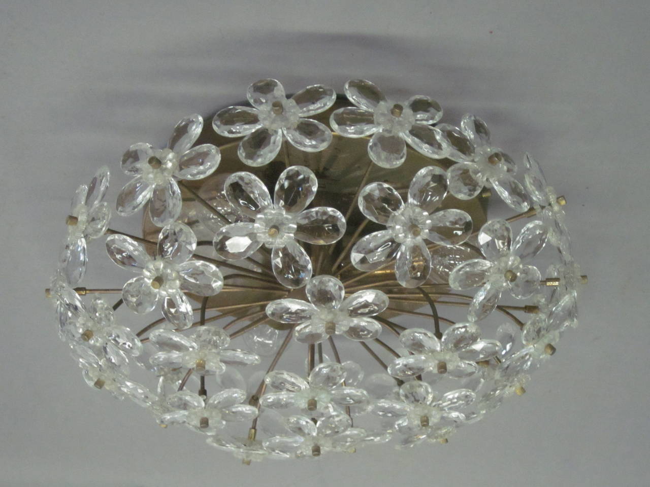 Ein Paar (plus 1) eleganter und reizvoller italienischer Leuchten aus Murano-Glas (Kristall) mit Blumenmuster aus der Jahrhundertmitte, die nüchterne Modernität und romantische Sensibilität vereinen. Die Stücke werden Seguso zugeschrieben. Bitte