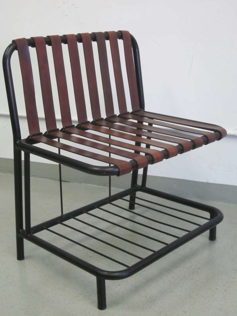 Mid-Century moderno Quattro sedie a cinghia in pelle francesi della metà del secolo scorso attribuite a Jacques Adnet in vendita