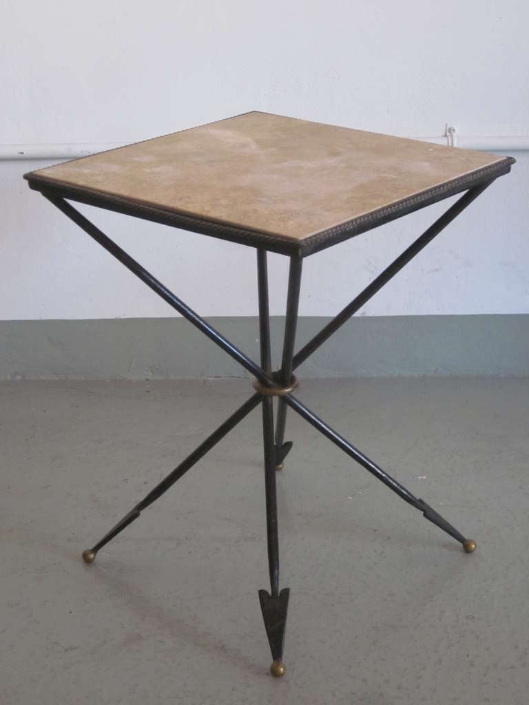 Elegante paire de tables d'appoint/gueridons de style français des années 40 l'esprit néoclassique moderne. Les pièces sont en fer forgé à la main avec une bordure en corde tressée et les pieds délicats se terminent par des épis de faîtage en forme