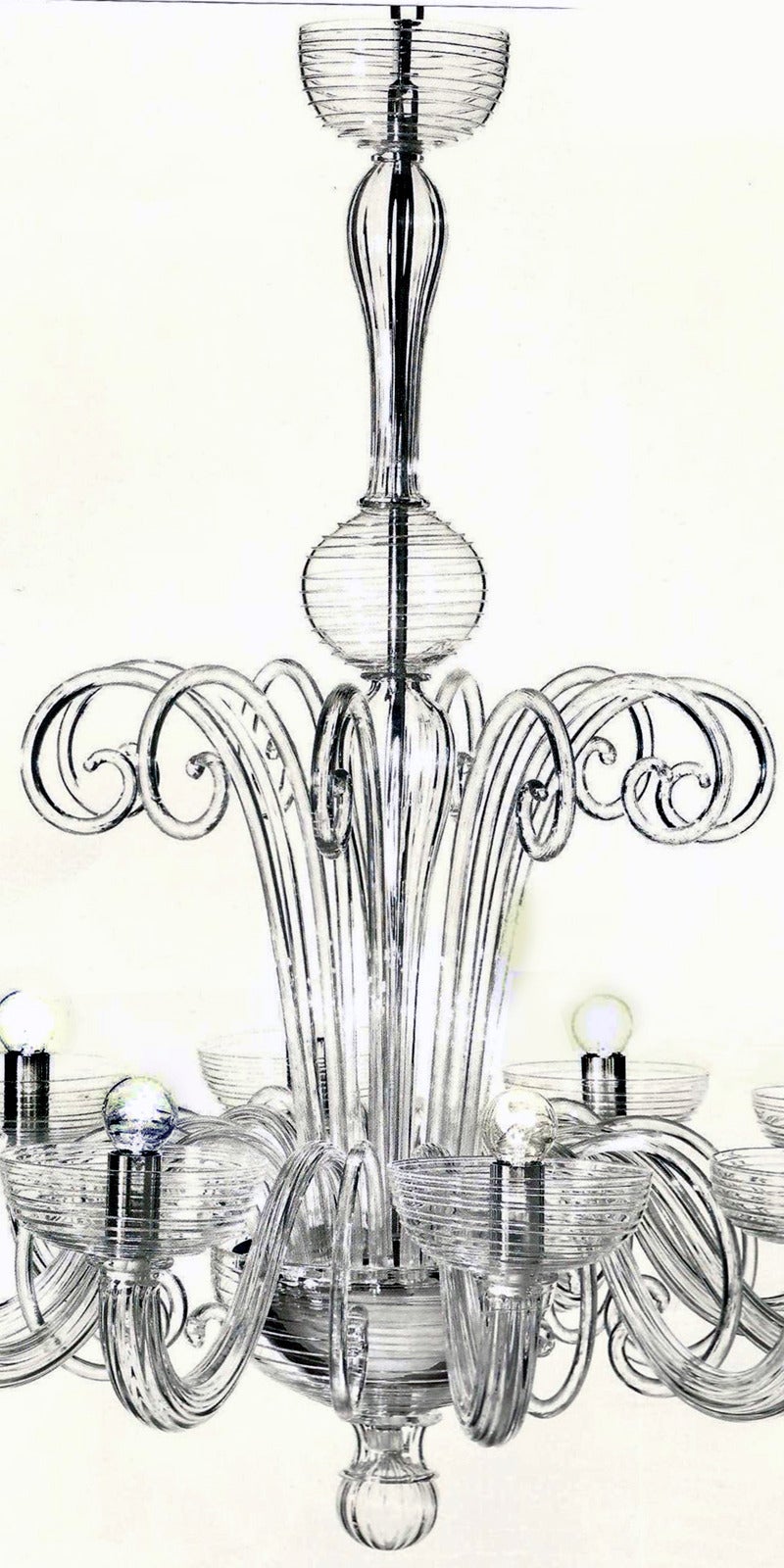 Paar elegante italienische / venezianische Glaslüster im Mid-Century Modern Geist der 1930er Jahre in klarem mundgeblasenem Glas und mit zehn Armen. 

Der Kronleuchter ist nach UL verdrahtet und zugelassen und kann mit zehn Kronleuchterbirnen mit