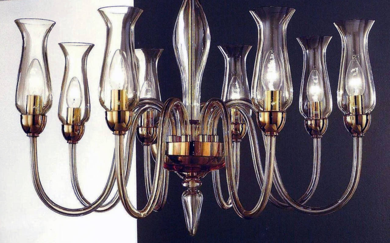 2 elegantes e intemporales lámparas de cristal veneciano de estilo neoclásico moderno.

La altura es de 31.5 sin cadena ni tejadillo. La lámpara de araña está disponible en cristal ámbar o transparente y en modelos más grandes de 29,5 y 39,38