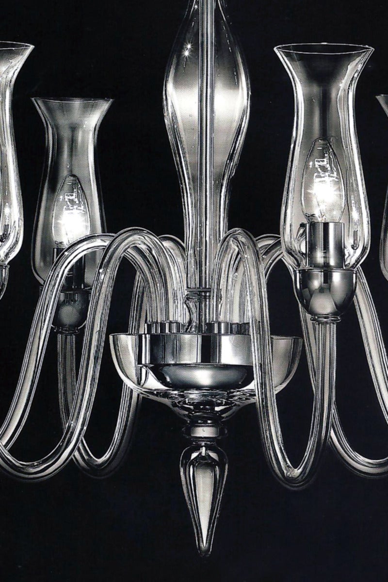 2 eleganti lampadari o pendenti in vetro veneziano soffiato a mano in vetro trasparente con paralumi in vetro. 

L'altezza del solo corpo del lampadario, senza catena e baldacchino, è di soli 21,6