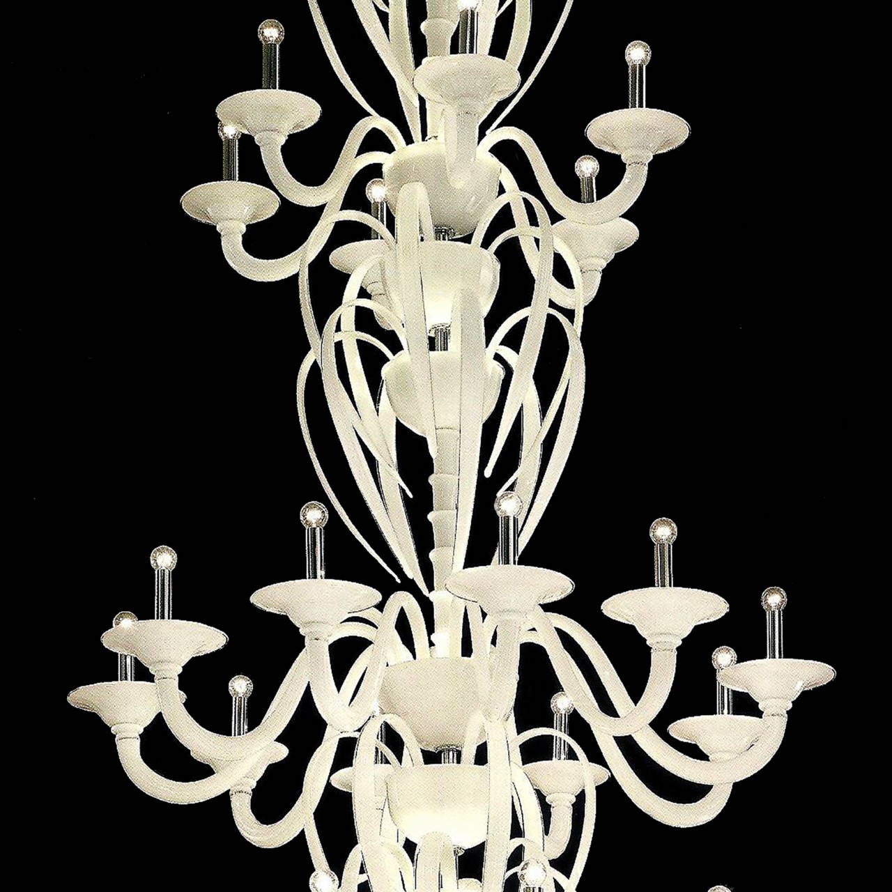 Italiano Monumentale lampadario in vetro neoclassico bianco di Murano/Venezia della metà del secolo scorso in vendita