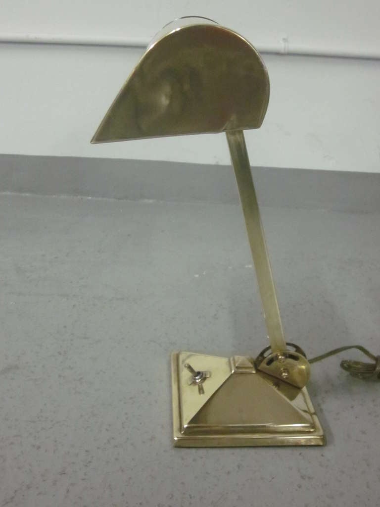 Schreibtischlampe aus massivem Messing mit Gelenk, Mid-Century Modern, Art déco / Moderne (20. Jahrhundert) im Angebot
