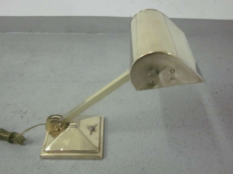 Schreibtischlampe aus massivem Messing mit Gelenk, Mid-Century Modern, Art déco / Moderne (Französisch) im Angebot